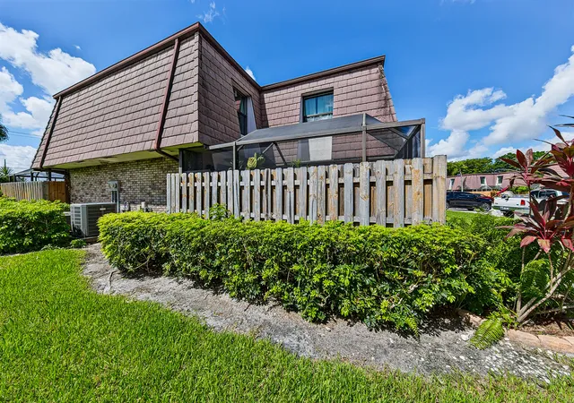 Townhouse for sale at 7693 Courtyard Run W, Boca Raton, FL 33433 | MLS# B26074386