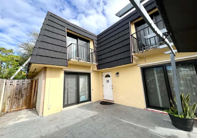 Townhouse for sale at 295 Woodland Rd, Palm Springs, FL 33461 | MLS# B26074645