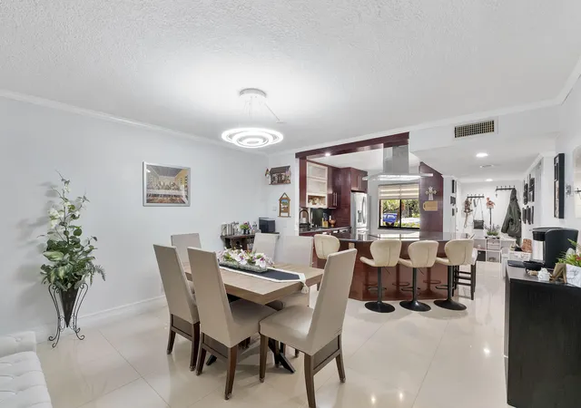 Listing Photo 4 - Condo for sale in building located at 435 Lakeview Dr, Weston, FL 33326 - Unit #104