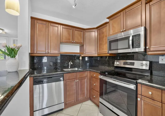 Photo 3 of Sale Pending at 4051 NE 13th Avenue #76-3, Oakland Park, FL 33334 | MLS# B26074966 | Listing updated on 2026-10-01