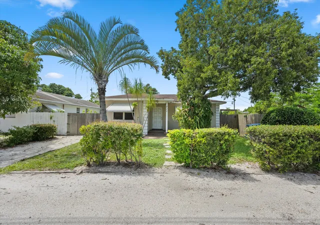Photo 1 of Single family home for sale at 711 E Coast Ave, Lake Worth, FL 33462 | MLS# B26075122 | Listing updated on 2026-10-02