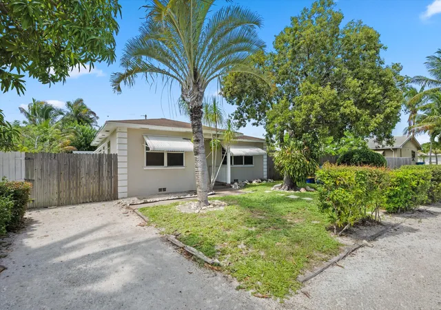 Photo 3 of Single family home for sale at 711 E Coast Ave, Lake Worth, FL 33462 | MLS# B26075122 | Listing updated on 2026-10-02