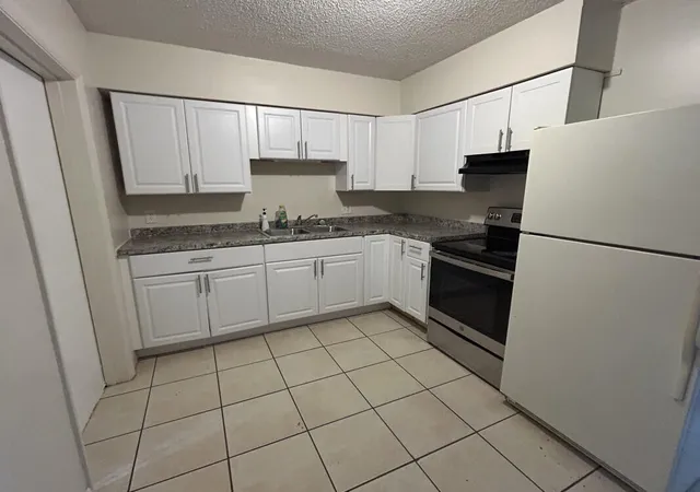 Listing Photo 5 - Condo for sale in building located at 506 Holly Ave, Fort Pierce, FL 34982 - Unit #A/B
