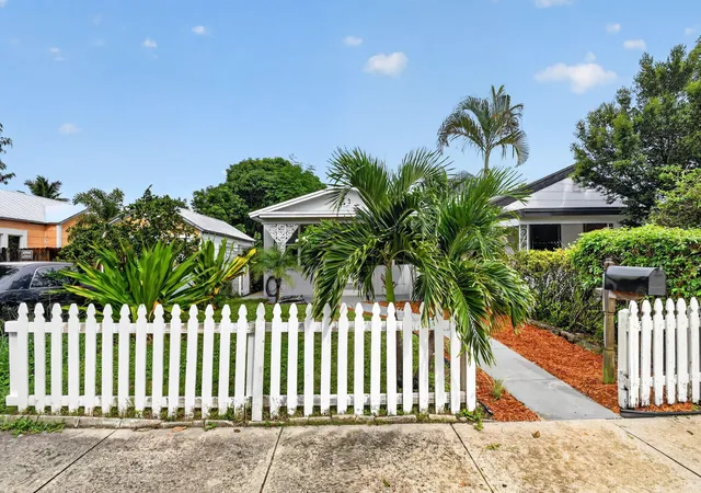 Photo 2 of Single family home for sale at 504 N East St, Lake Worth Beach, FL 33460 | MLS# B26075368 | Listing updated on 2026-09-16