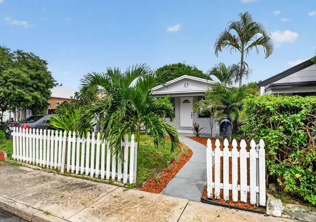 Photo 3 of Single family home for sale at 504 N East St, Lake Worth Beach, FL 33460 | MLS# B26075368 | Listing updated on 2026-09-16