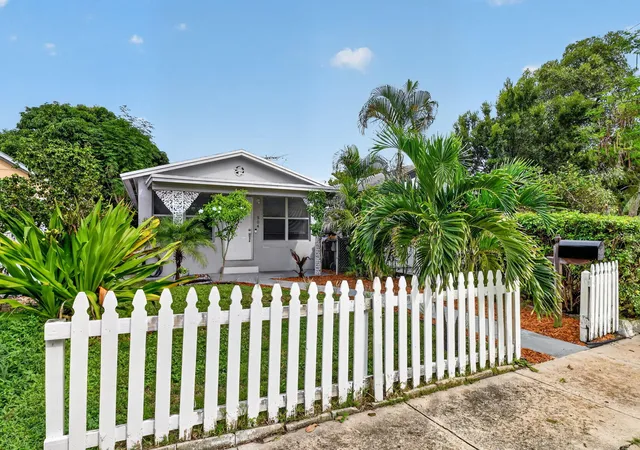 Photo 3 of Single family home for sale at 504 N East St, Lake Worth Beach, FL 33460 | MLS# B26075368 | Listing updated on 2026-09-16