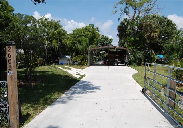 Manufactured home for sale at 2605 SE 44th Avenue, Okeechobee, FL 34974 | MLS# B26075386