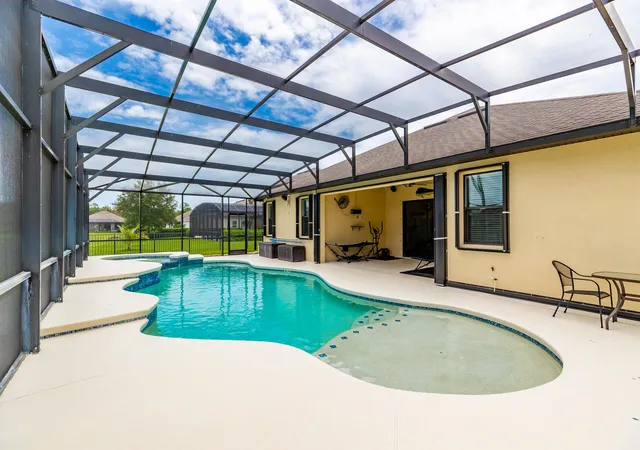 Photo 3 of Sale Pending at 6460 Palm Pl, Vero Beach, FL 32967 | MLS# B26075490 | Listing updated on 2026-09-22
