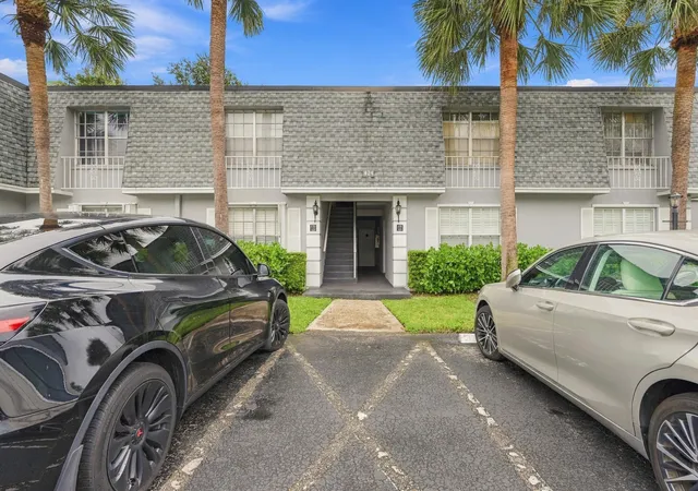 Photo 2 of Condo for sale at 424 Nw 70th Avenue #121, Plantation, FL 33317 | MLS# B26075848 | Listing updated on 2026-10-06