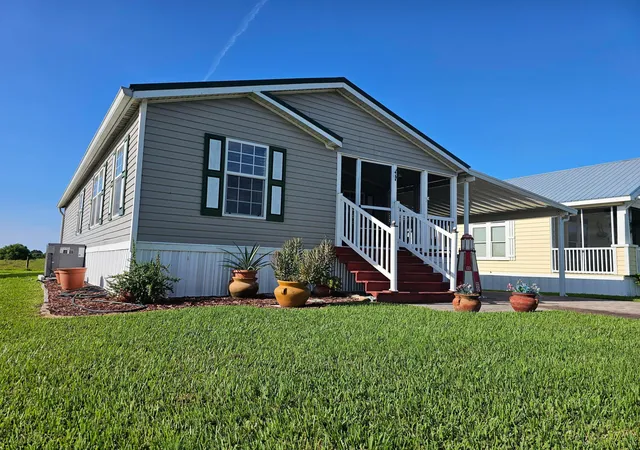 Manufactured home for sale at 904 SW 44th Boulevard, Okeechobee, FL 34974 | MLS# B26075896