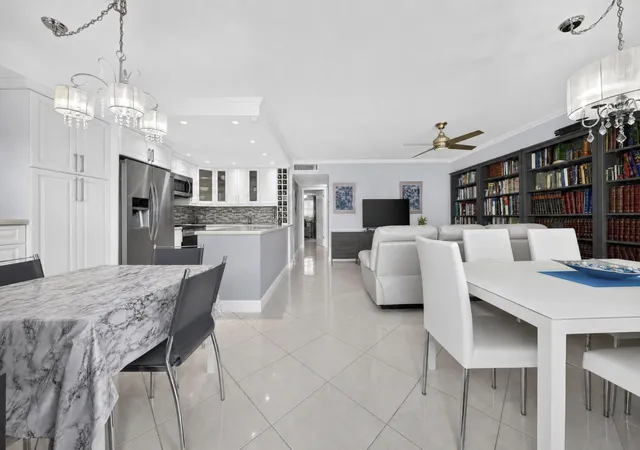 Listing Photo 4 - Condo for sale in building located at 2079 Cambridge D, Deerfield Beach, FL 33442 - Unit #2079