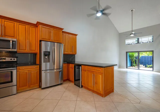 Listing Photo 5 - Condo for sale in building located at 2840 S Oakland Forest Dr, Oakland Park, FL 33309 - Unit #2703