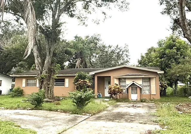Single family home for sale at 275 SE 16th Avenue, Okeechobee, FL 34974 | MLS# B26076151