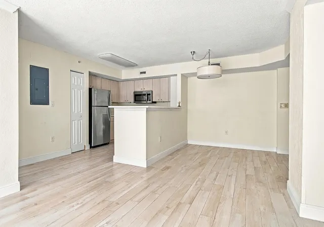 Listing Photo 5 - Condo for sale in building located at 1801 N Flagler Dr, West Palm Beach, FL 33407 - Unit #603
