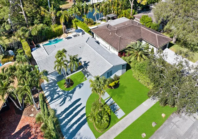 Photo 3 of Single family home for sale at 1913 N Victoria Park Rd, Fort Lauderdale, FL 33305 | MLS# B26076166 | Listing updated on 2026-09-14