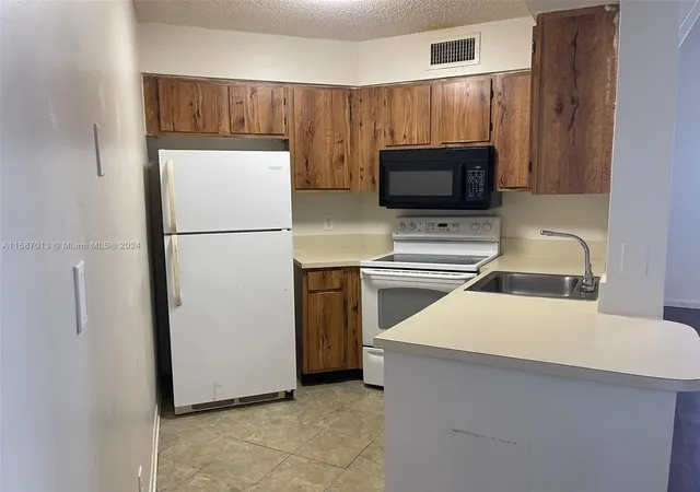Photo 3 of Condo for sale at 212 Lake Pointe Dr #313, Oakland Park, FL 33309 | MLS# B26076167 | Listing updated on 2026-09-14