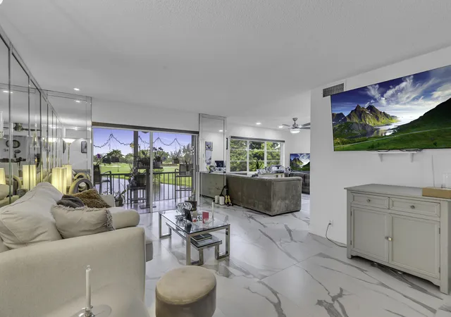 Listing Photo 4 - Condo for sale in building located at 9500 N Hollybrook Lake Dr, Pembroke Pines, FL 33025 - Unit #301