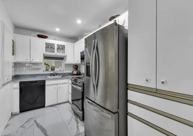 Listing Photo 5 - Condo for sale in building located at 9500 N Hollybrook Lake Dr, Pembroke Pines, FL 33025 - Unit #301
