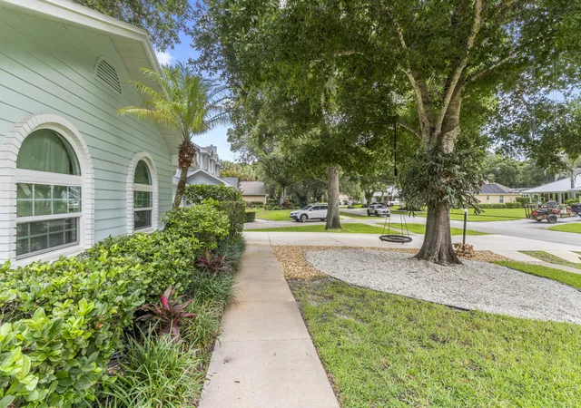 Photo 3 of Single family home for sale at 129 38th Court, Vero Beach, FL 32968 | MLS# B26076449 | Listing updated on 2026-10-07