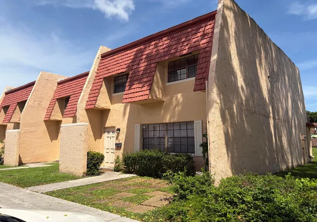 Photo 2 of Townhouse for sale at 40 Spinning Wheel Ln, Tamarac, FL 33319 | MLS# B26076551 | Listing updated on 2026-10-05
