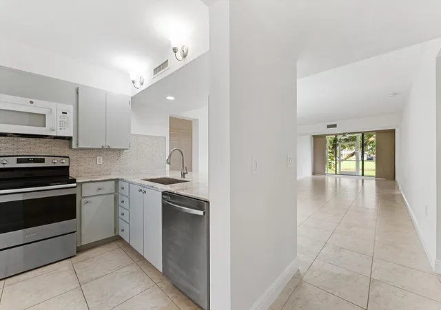 Listing Photo 4 - Condo for sale in building located at 6205 Balboa Cir, Boca Raton, FL 33433 - Unit #102