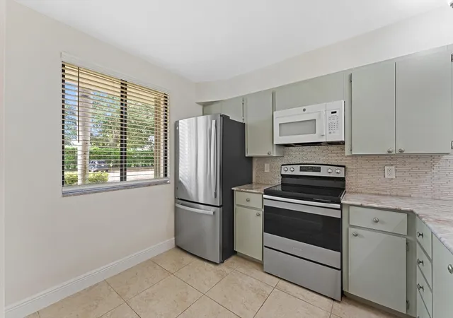 Listing Photo 5 - Condo for sale in building located at 6205 Balboa Cir, Boca Raton, FL 33433 - Unit #102