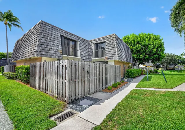 Townhouse for sale at 322 Lake Arbor Dr, Palm Springs, FL 33461 | MLS# B26076579