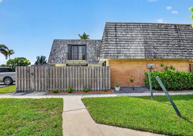 Photo 2 of Townhouse for sale at 322 Lake Arbor Dr, Palm Springs, FL 33461 | MLS# B26076579 | Listing updated on 2026-09-15