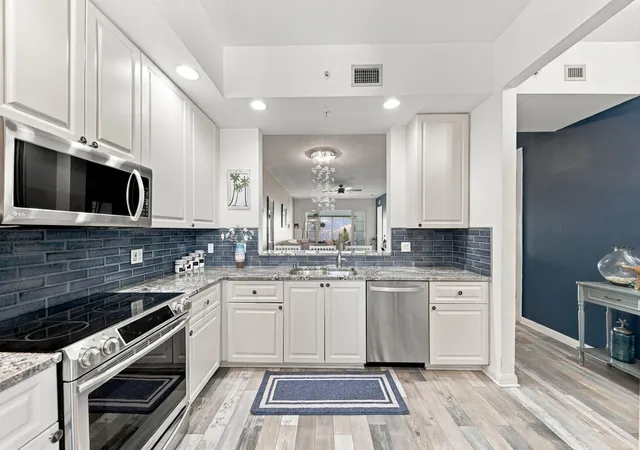 Listing Photo 5 - Condo for sale in building located at 34 Harbour Isle Dr W, Fort Pierce, FL 34949 - Unit #204
