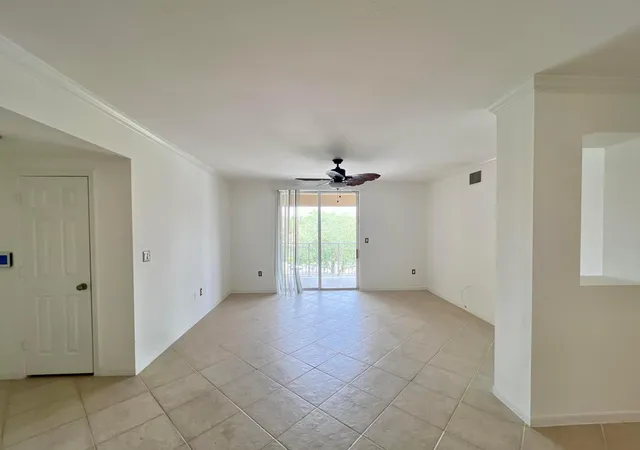 Listing Photo 4 - Condo for sale in building located at 6400 Emerald Dunes Dr, West Palm Beach, FL 33411 - Unit #104