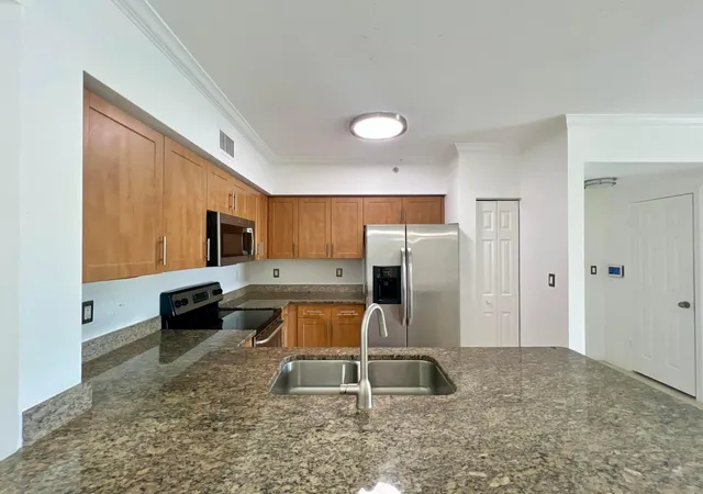 Listing Photo 5 - Condo for sale in building located at 6400 Emerald Dunes Dr, West Palm Beach, FL 33411 - Unit #104