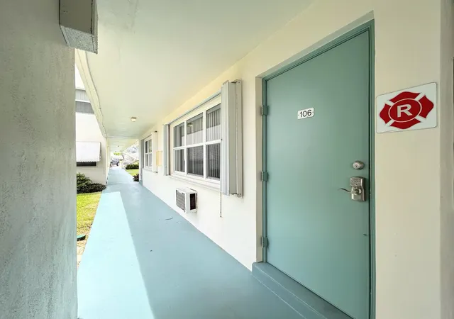 Listing Photo 4 - Condo for sale in building located at 350 Horizons E, Boynton Beach, FL 33435 - Unit #106