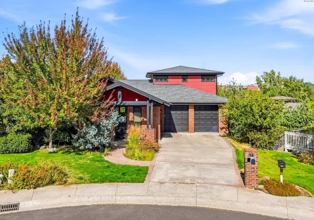 Photo 1 of Single family home for sale at 620 Se Edge Knoll Dr, Pullman, WA 99163 | MLS# 296353 | Listing updated on 2026-09-12