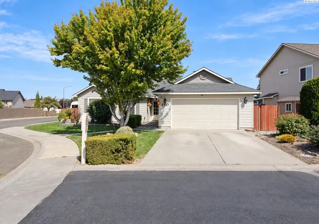 Photo 1 of Single family home for sale at 2427 S Arthur Ct, Kennewick, WA 99338 | MLS# 296342 | Listing updated on 2026-09-11
