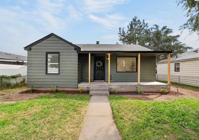 Photo 1 of Single family home for sale at 805 S Hawthorne St, Kennewick, WA 99336 | MLS# 296363 | Listing updated on 2026-09-14