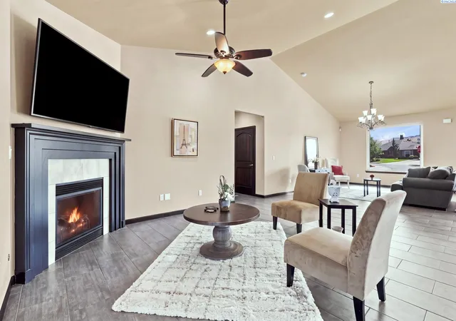 Photo 2 of Single family home for sale at 662 S Hawaii Pl, Kennewick, WA 99336 | MLS# 293371 | Listing updated on 2026-09-10