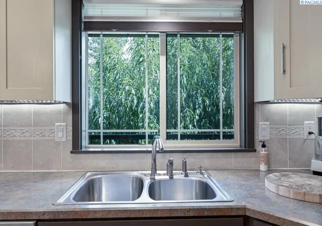 Photo 2 of Sale Pending at 211 Nw Sunrise Dr, Pullman, WA 99163 | MLS# 296242 | Listing updated on 2026-09-11