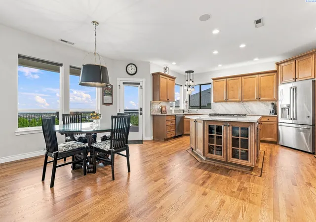 Photo 2 of Single family home for sale at 292 Meadow Hills Dr, Richland, WA 99352 | MLS# 296299 | Listing updated on 2026-09-10