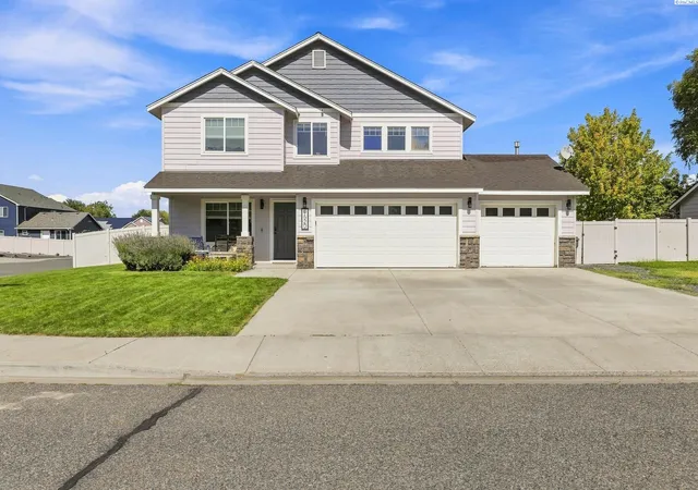 Photo 1 of Single family home for sale at 1520 W 40th Place, Kennewick, WA 99337 | MLS# 296327 | Listing updated on 2026-09-11