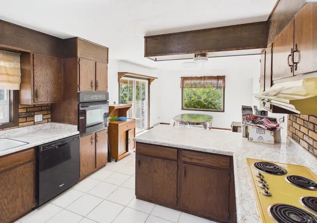 Photo 2 of Single family home for sale at 803 N Road 37th, Pasco, WA 99301 | MLS# 296234 | Listing updated on 2026-09-09