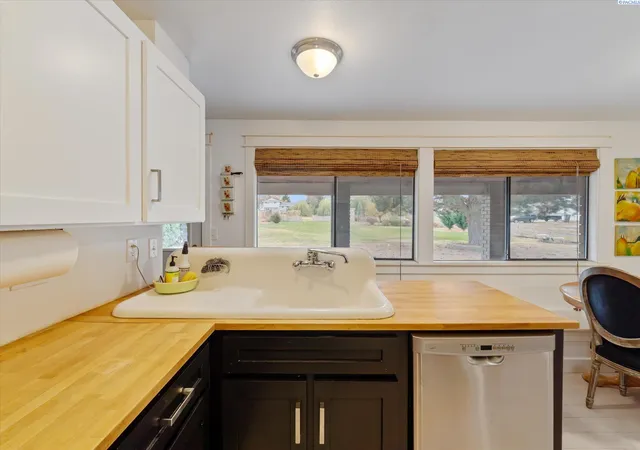 Photo 3 of Single family home for sale at 4605 W 12th Avenue, Kennewick, WA 99338 | MLS# 295983 | Listing updated on 2026-09-10