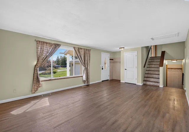 Photo 2 of Single family home for sale at 2105 Pheasant Ln, West Richland, WA 99353 | MLS# 294727 | Listing updated on 2026-09-11