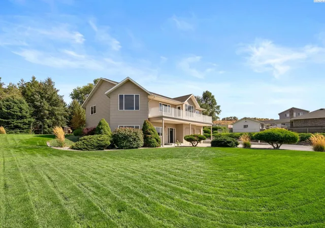 Photo 2 of Single family home for sale at 927 Easy St NE, Moses Lake, WA 98837 | MLS# 296355 | Listing updated on 2026-09-12