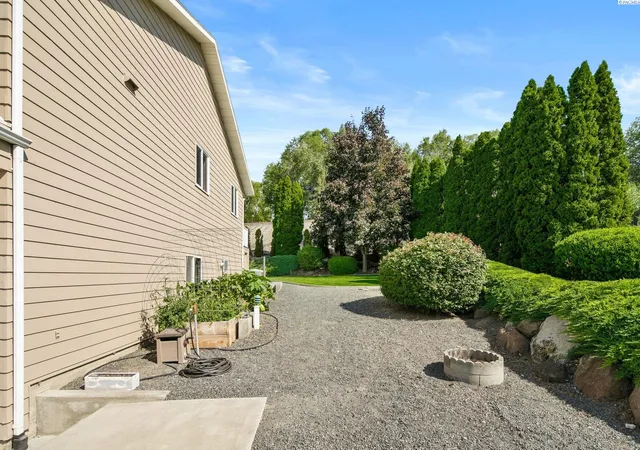 Photo 3 of Single family home for sale at 927 Easy St NE, Moses Lake, WA 98837 | MLS# 296355 | Listing updated on 2026-09-12