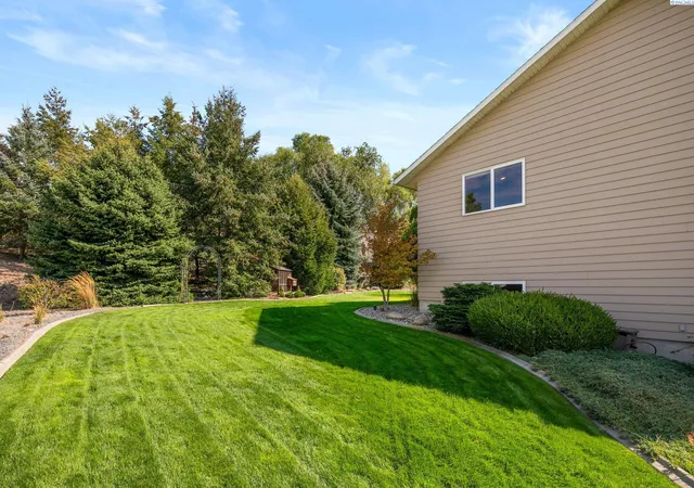 Photo 4 of Single family home for sale at 927 Easy St NE, Moses Lake, WA 98837 | MLS# 296355 | Listing updated on 2026-09-12