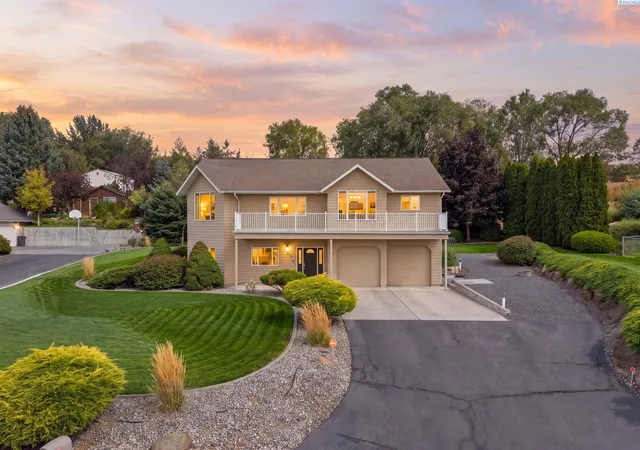 Photo 1 of Single family home for sale at 927 Easy St Ne, Moses Lake, WA 98837 | MLS# 296355 | Listing updated on 2026-09-12