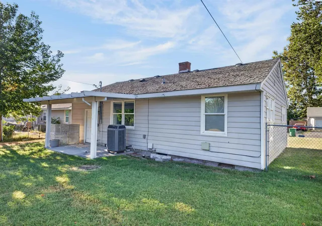 Photo 3 of Sale Pending at 1914 W 3rd Avenue, Kennewick, WA 99336 | MLS# 296082 | Listing updated on 2026-09-11