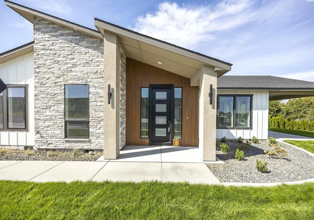 Photo 1 of Single family home for sale at 2324 Lariat Ln, Richland, WA 99352 | MLS# 294922 | Listing updated on 2026-09-10