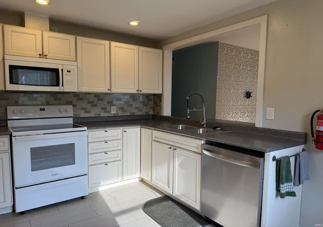 Photo 3 of Manufactured home for sale at 612 17th Street, Bedford, IN 47421 | MLS# 202549035 | Listing updated on 2026-09-02
