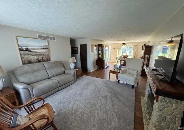 Photo 2 of Manufactured home for sale at 909 Clover St, Rochester, IN 46975 | MLS# 202631125 | Listing updated on 2026-09-30